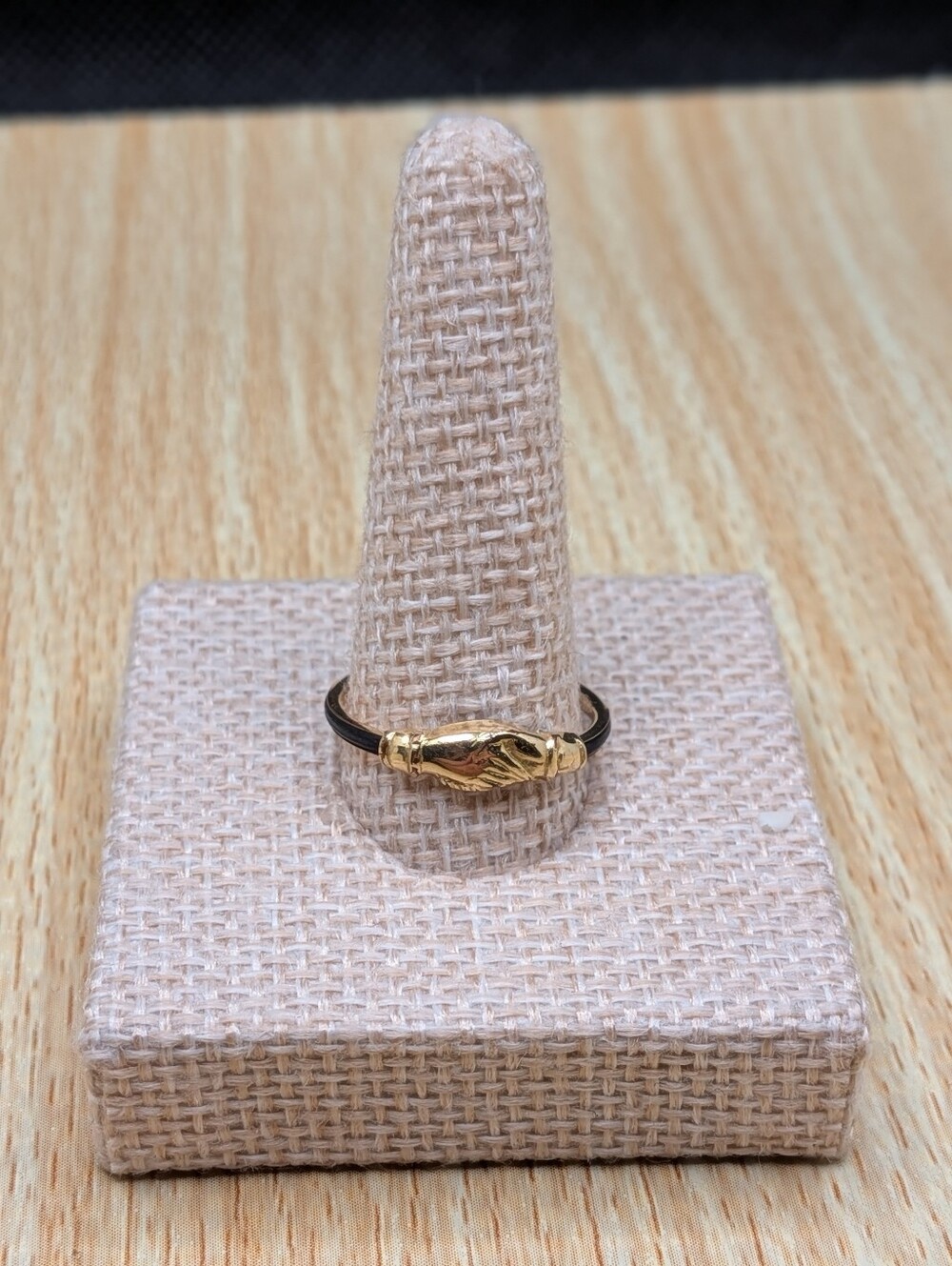 Gold Fede Style Ring clasped/holding hands